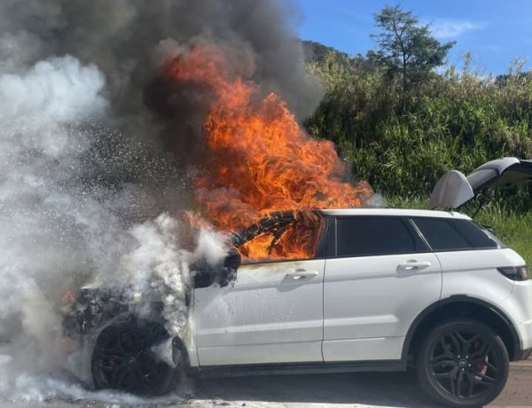 SUV de luxo é destruída por incêndio na MG-050, em Itaúna