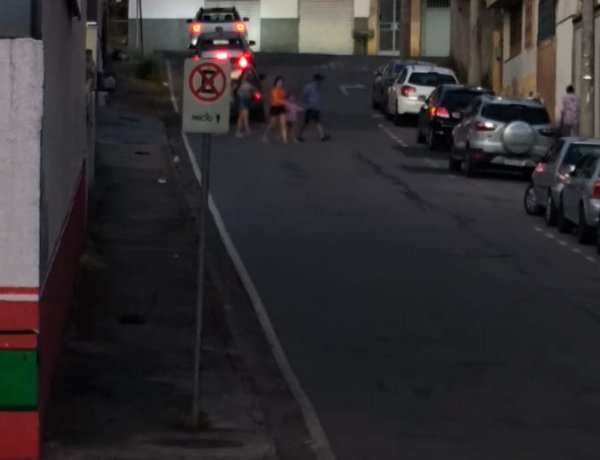 Incêndio atinge lote no Centro de Itaúna e mobiliza Bombeiros