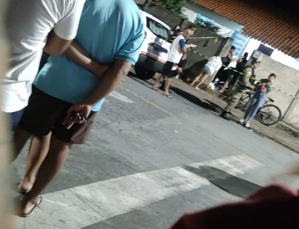 Atualização: Jovem é morto a tiros e carro suspeito causa acidente durante fuga