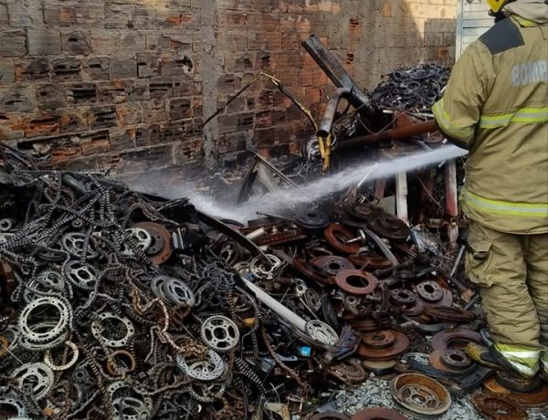 Incêndio em depósito de sucata mobiliza Corpo de Bombeiros em Itaúna