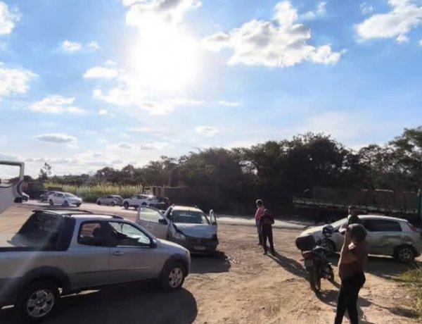 Colisão sem feridos causa lentidão na MG-050, em Itaúna