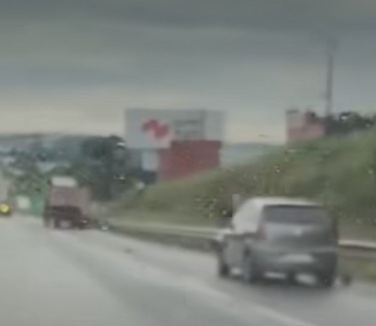 Colisão  interdita parte da MG-050 em Divinópolis nesta manhã