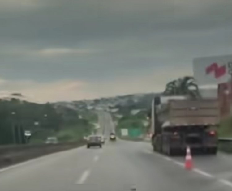 Colisão  interdita parte da MG-050 em Divinópolis nesta manhã