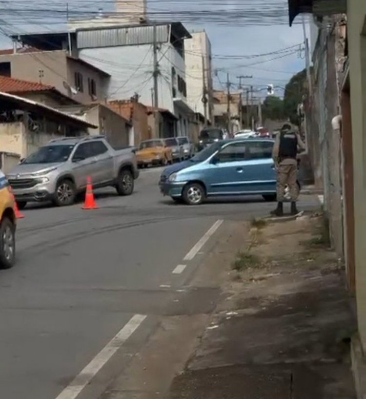 Acidente entre carro de passeio e viatura mobiliza o bairro Piedade nesta quinta-feira