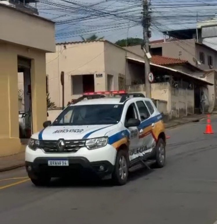 Acidente entre carro de passeio e viatura mobiliza o bairro Piedade nesta quinta-feira