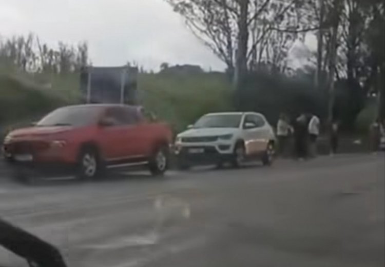 Colisão entre dois veículos interdita parcialmente a MG-050 em Itaúna