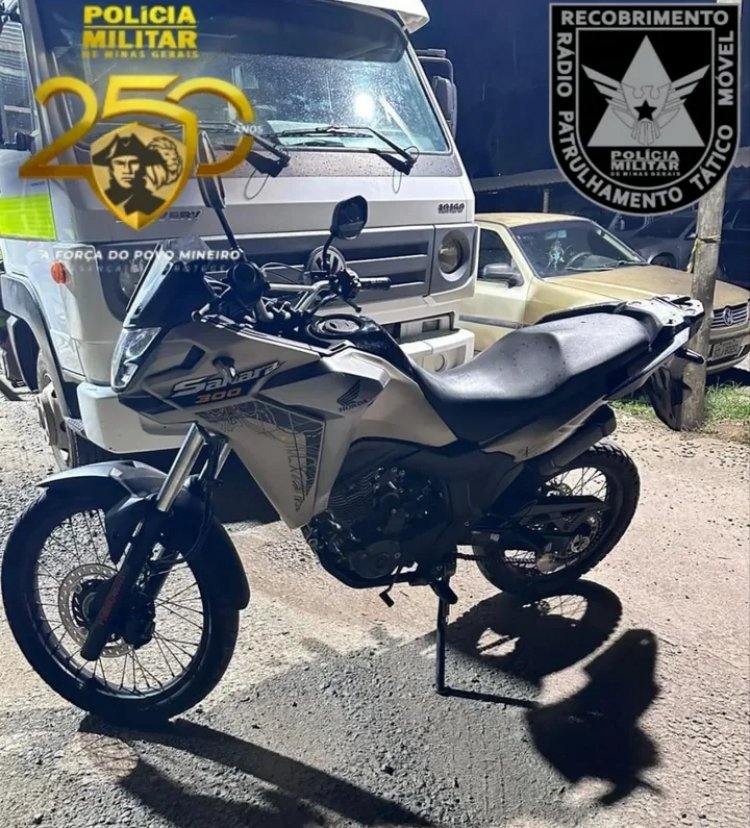 Polícia recupera moto furtada e apreende drogas no bairro Vitória, em Itaúna