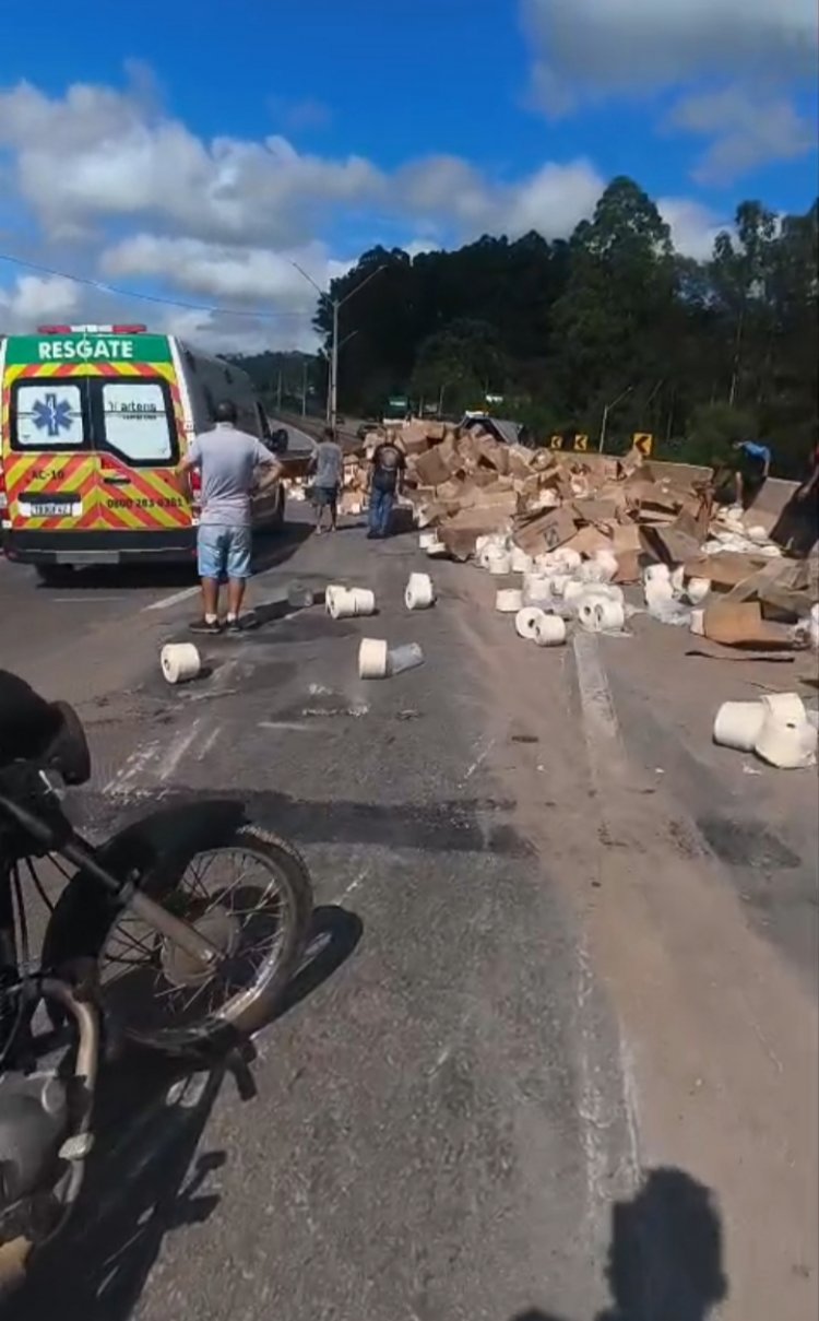 Carreta carregada de papel tomba na Rodovia Fernão Dias próximo a Itaguara