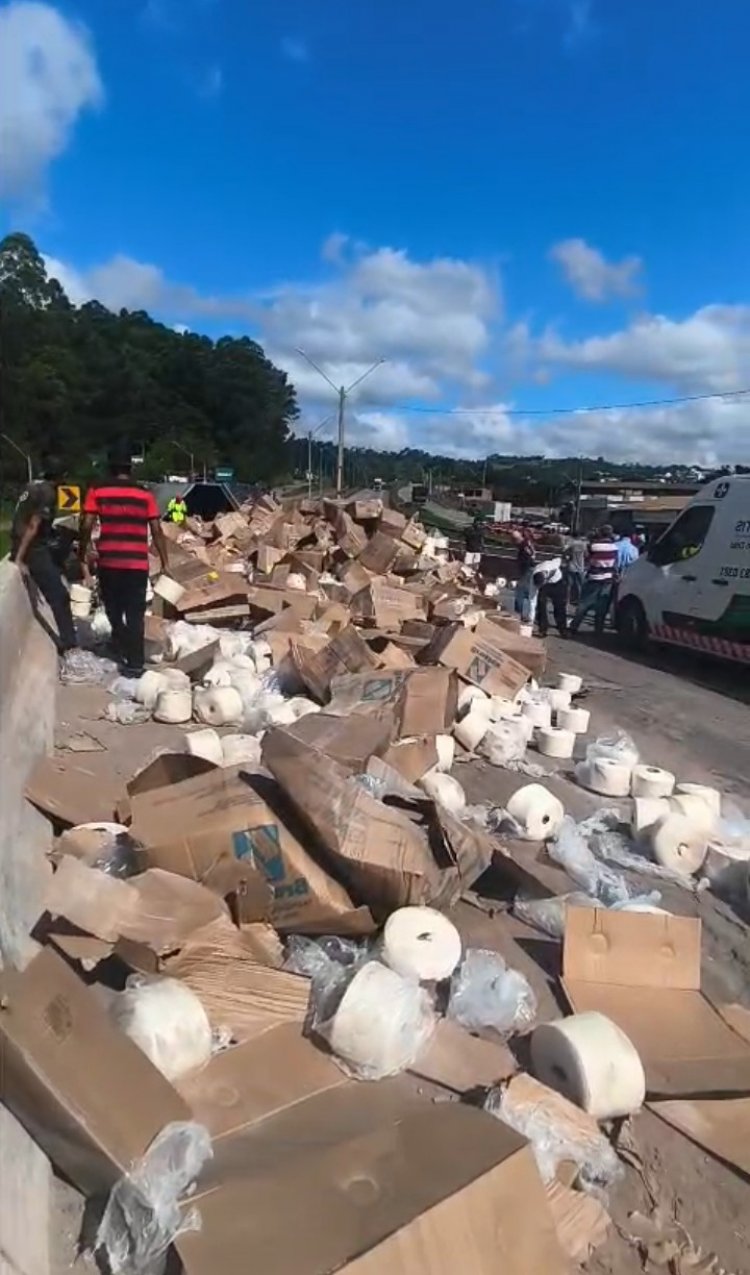 Carreta carregada de papel tomba na Rodovia Fernão Dias próximo a Itaguara
