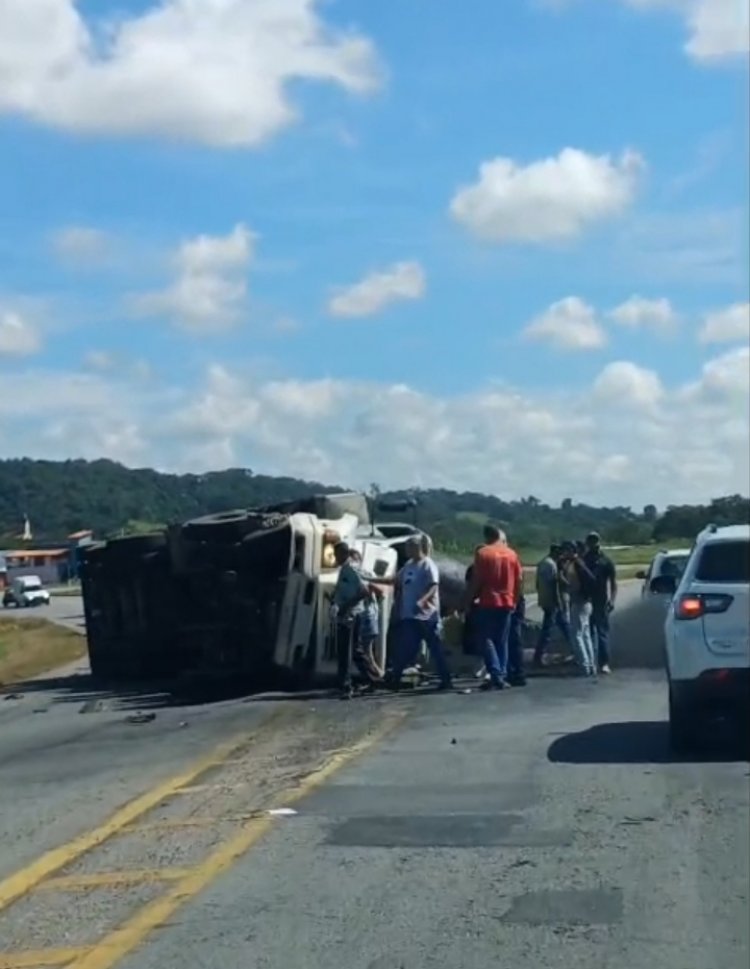 Caminhão carregado de carvão tomba no trevo de Cláudio e mobiliza populares
