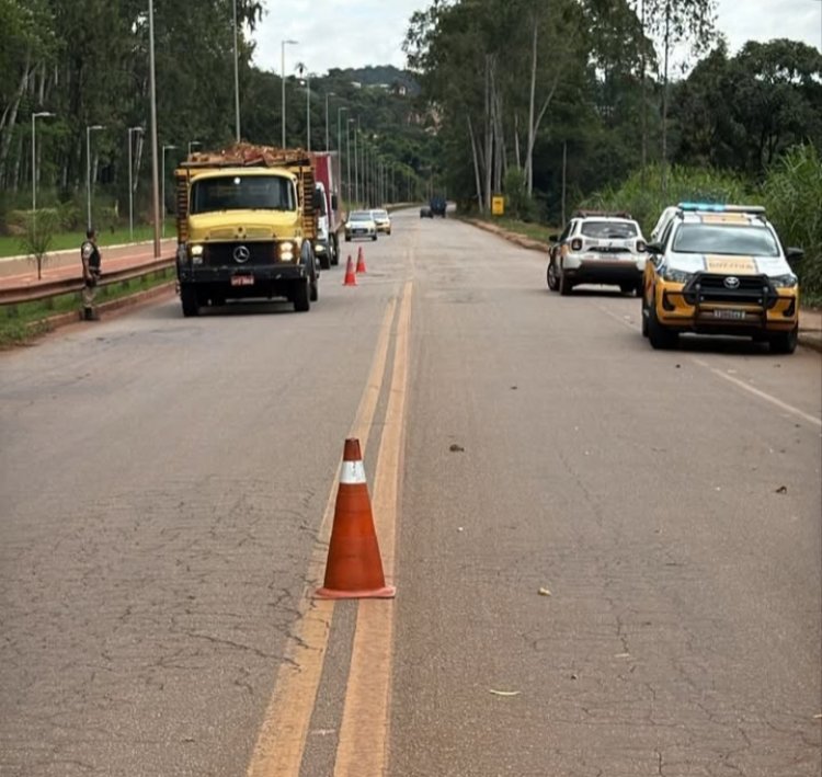 Tentativa de ultrapassagem proibida termina em acidente na MG-431 em Itatiaiuçu