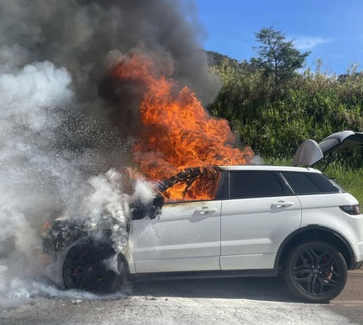 SUV de luxo é destruída por incêndio na MG-050, em Itaúna