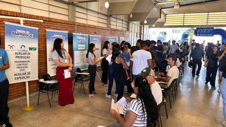 Fila em busca de mais  de 500 vagas de emprego
