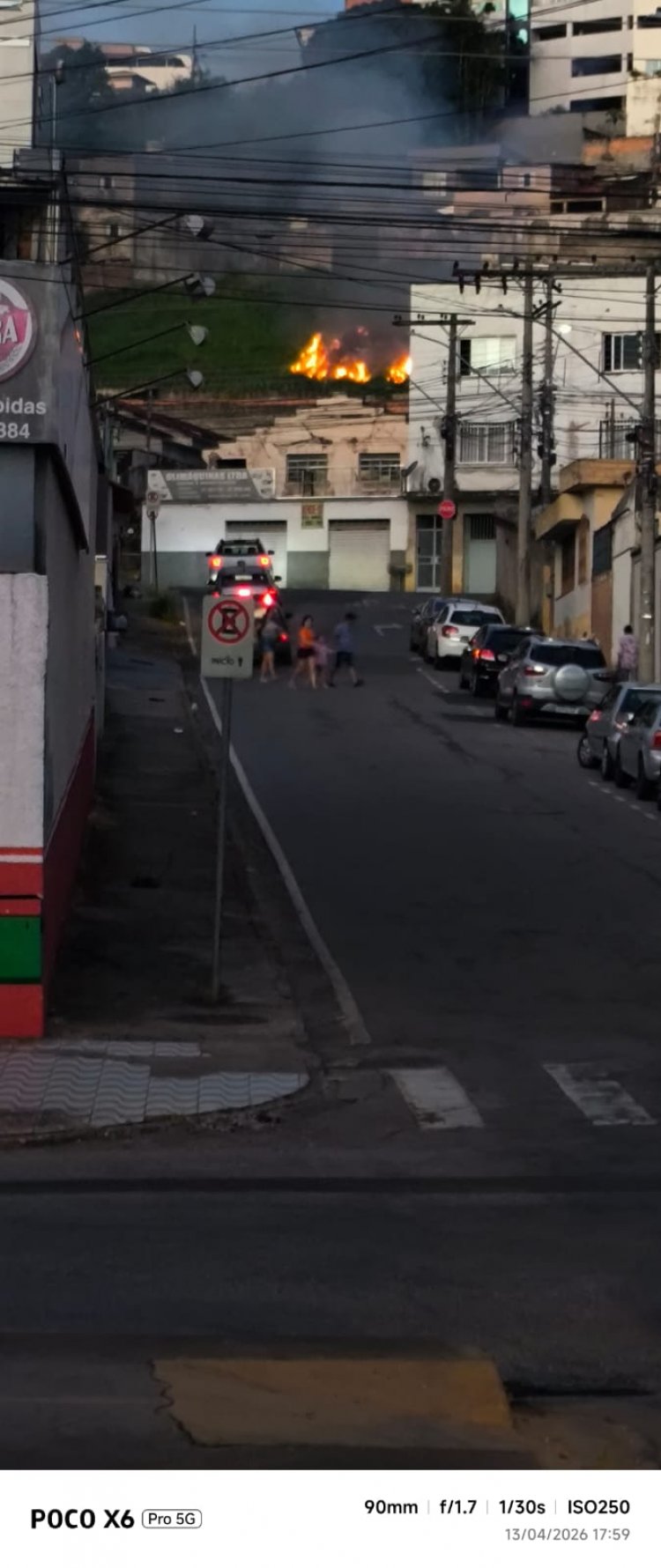 Incêndio atinge lote no Centro de Itaúna e mobiliza Bombeiros