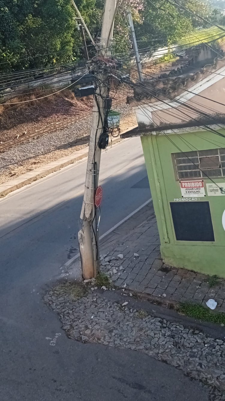 Colisão de carreta danifica poste e gera risco de queda próximo ao Hospital Manoel Gonçalves