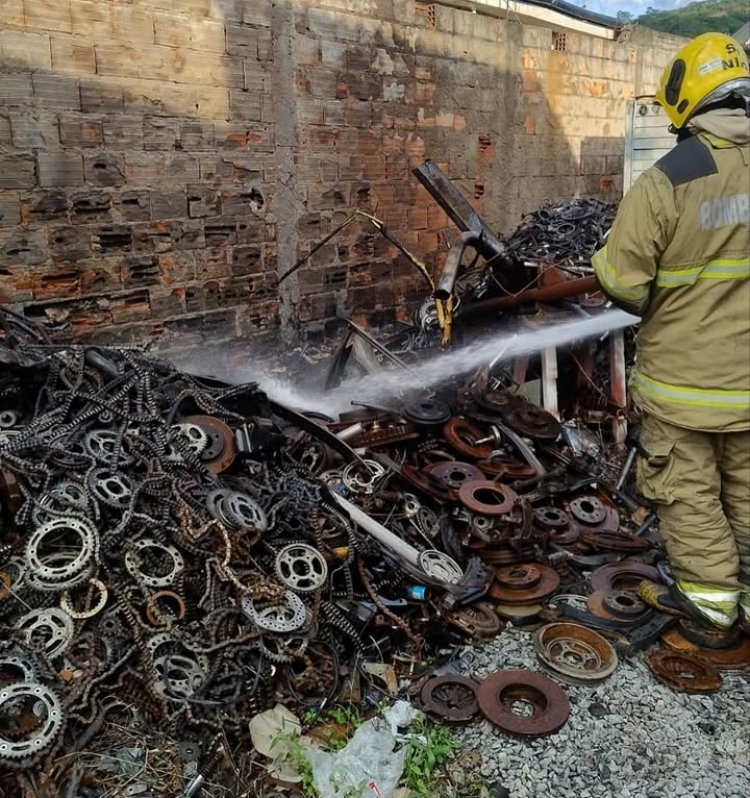 Incêndio em depósito de sucata mobiliza Corpo de Bombeiros em Itaúna