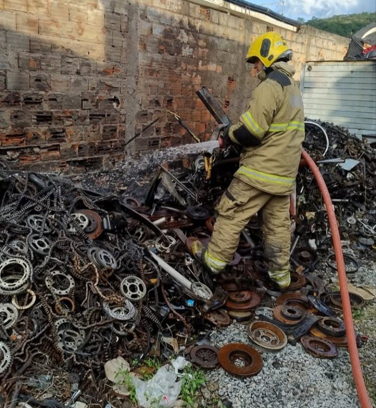 Incêndio em depósito de sucata mobiliza Corpo de Bombeiros em Itaúna
