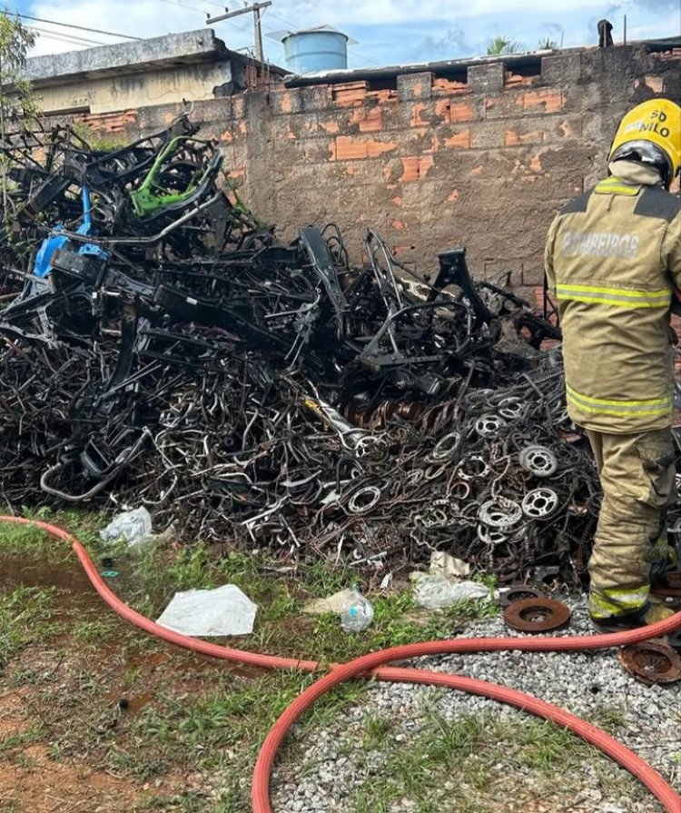 Incêndio em depósito de sucata mobiliza Corpo de Bombeiros em Itaúna