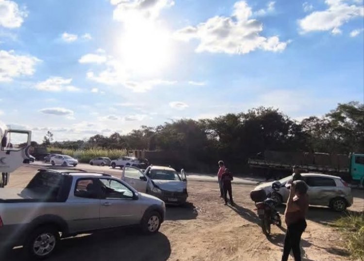 Colisão sem feridos causa lentidão na MG-050, em Itaúna