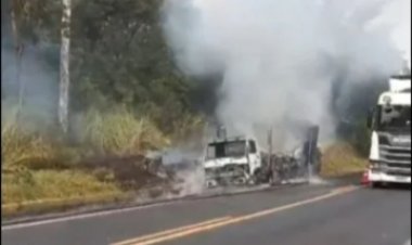 Caminhão de laticínios pega fogo na MG-050 entre São Gonçalo do Pará e Itaúna