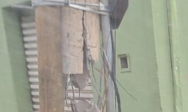 Poste quebrado e escorado com pau ameaça fornecimento de energia do Hospital Manoel Gonçalves
