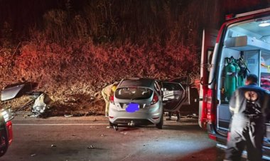 Carro bate de  frente com caminhão