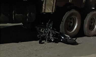 Caminhão invade preferencial e esmaga motocicleta no Morro do Engenho