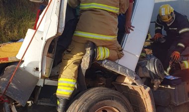 Grave acidente na MG-050 deixa jovem preso às ferragens em Pedra do Indaiá