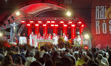 PENTECOSTES - A Praça ficou pequena para o Kairós no domingo