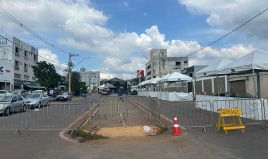 EU SOU VOCÊ AMANHÃ! - Evangélicos interditam Avenida Jove Soares depois de reclamarem do Carnaval. Isso depois de católicos ocuparem a Praça da Matriz, jardins e a rua...