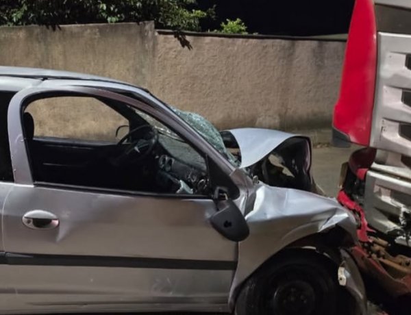 Acidente em Itaúna deixa jovem ferida na madrugada deste sábado