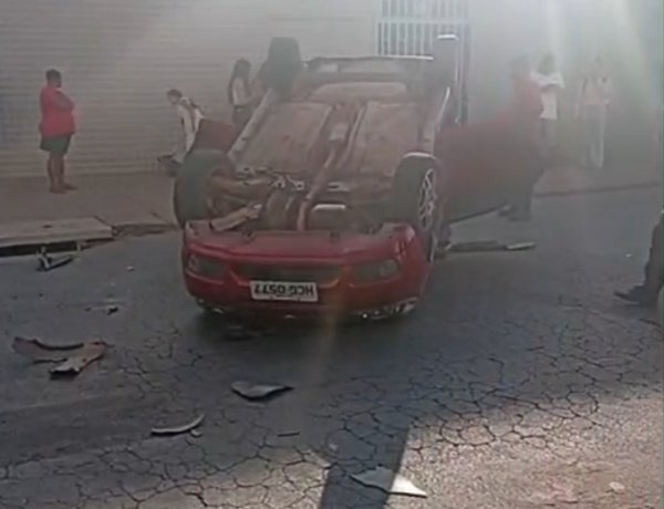 Capotamento na Vila Tavares mobiliza motoristas na tarde desta quarta-feira