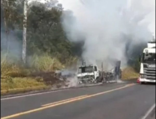 Caminhão de laticínios pega fogo na MG-050 entre São Gonçalo do Pará e Itaúna