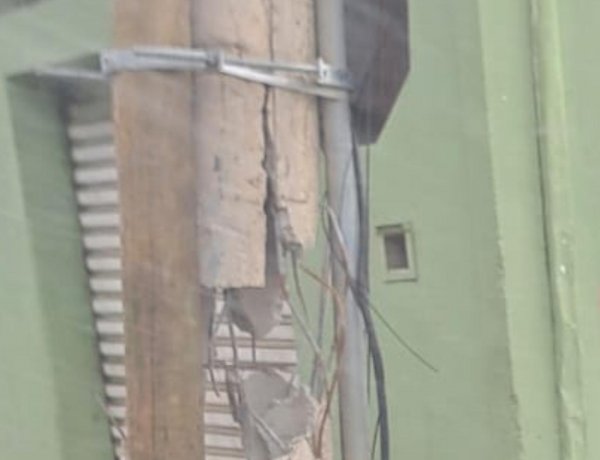 Poste quebrado e escorado com pau ameaça fornecimento de energia do Hospital Manoel Gonçalves