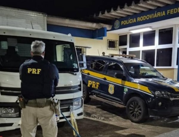 PRF recupera caminhão clonado após perseguição na BR-381; motorista fugiu