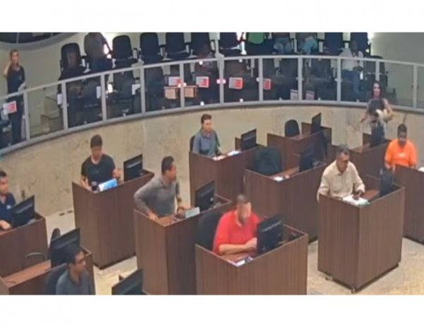 REUNIÃO ORDINÁRIA - Carol “fica magoada” e faz showzinho na Câmara