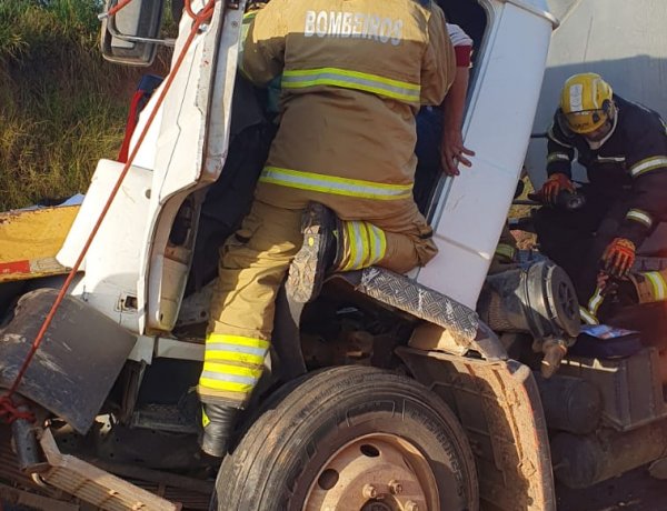 Grave acidente na MG-050 deixa jovem preso às ferragens em Pedra do Indaiá