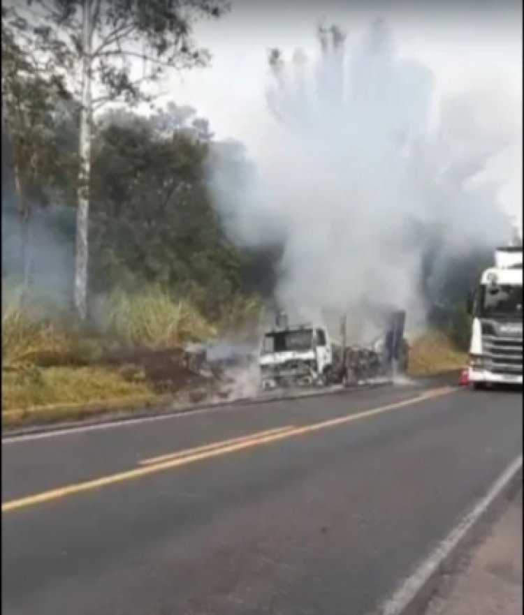 Caminhão de laticínios pega fogo na MG-050 entre São Gonçalo do Pará e Itaúna