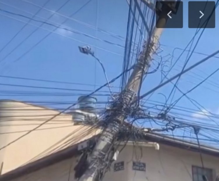 Poste quebrado e escorado com pau ameaça fornecimento de energia do Hospital Manoel Gonçalves