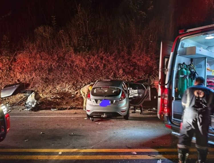 Carro bate de  frente com caminhão