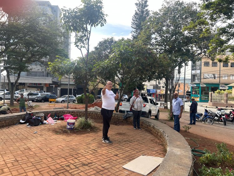 Moradora de rua agride cidadão na Praça