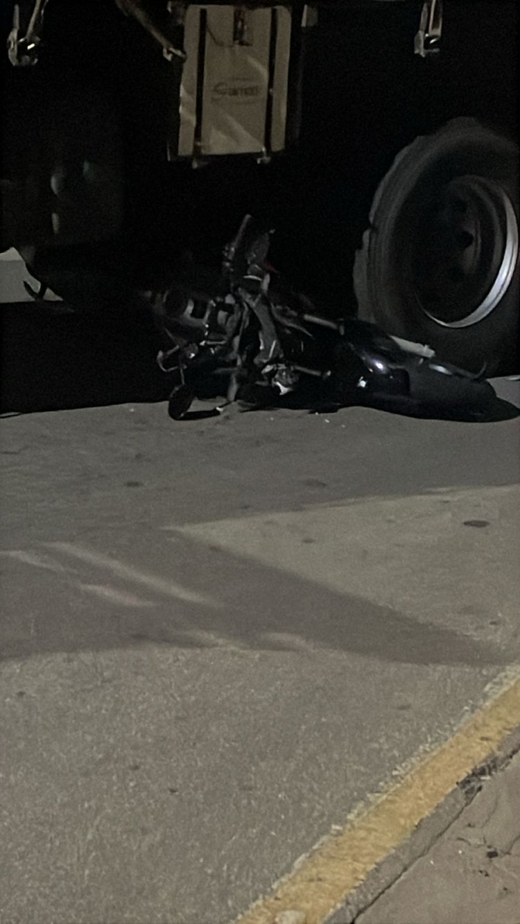 Caminhão invade preferencial e esmaga motocicleta no Morro do Engenho