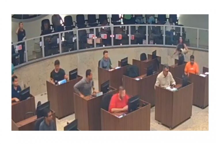REUNIÃO ORDINÁRIA - Carol “fica magoada” e faz showzinho na Câmara