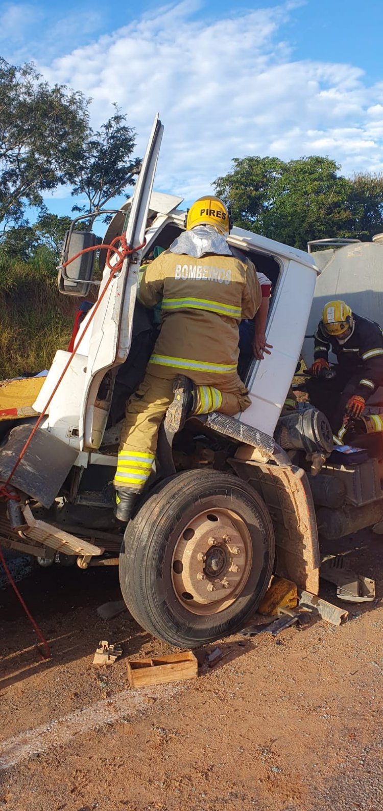 Grave acidente na MG-050 deixa jovem preso às ferragens em Pedra do Indaiá