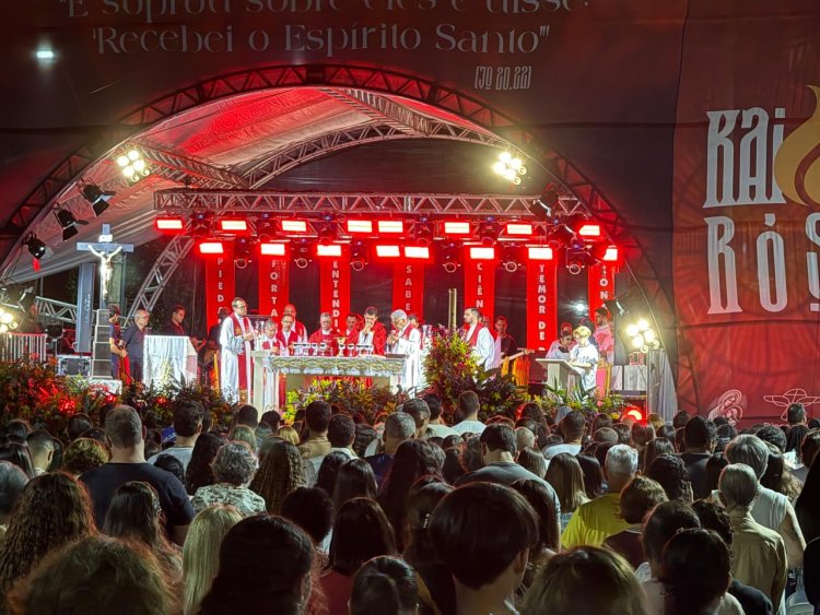 PENTECOSTES - A Praça ficou pequena para o Kairós no domingo