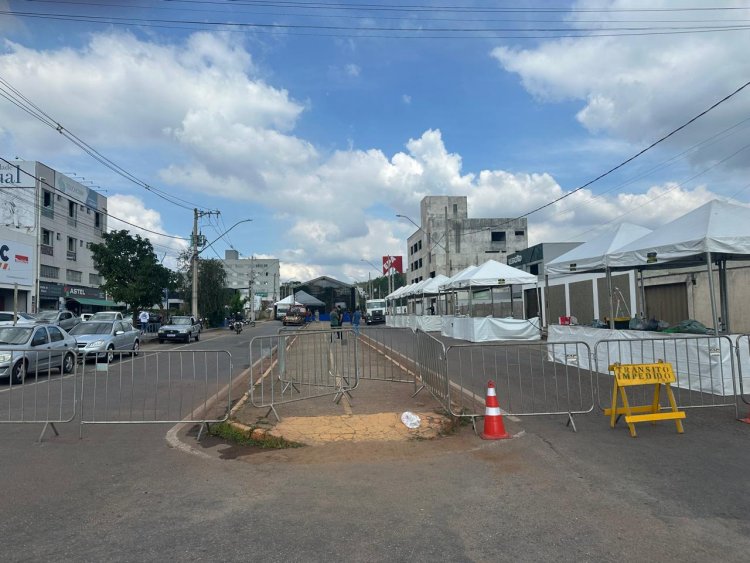 EU SOU VOCÊ AMANHÃ! - Evangélicos interditam Avenida Jove Soares depois de reclamarem do Carnaval. Isso depois de católicos ocuparem a Praça da Matriz, jardins e a rua...