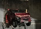 Carro fica pendurado em muro após colisão na Chácara do Quitão, em Itaúna