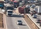 Trânsito Paralisado: Carreta tomba e fecha a BR-262 na altura de Juatuba