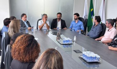 VISITA EM ITAÚNA - Prefeito recebe deputados