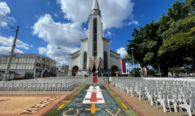CORPUS CHRISTI  BELEZA E FÉ NA PRAÇA - Tapetes confeccionados em Itaúna ganham as redes sociais e “viajam o mundo”